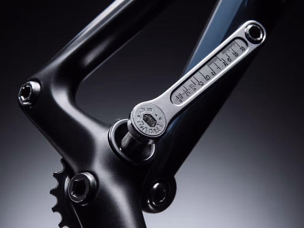 close-up_of_torque_wrench_on_bike_crank_bolt